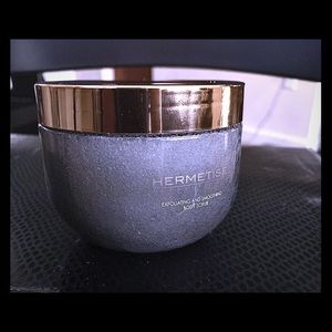 Hermetise exfoliating body scrub